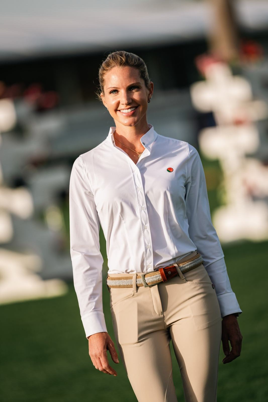 Retrato de Diana sonriendo con camisa blanca en la pista